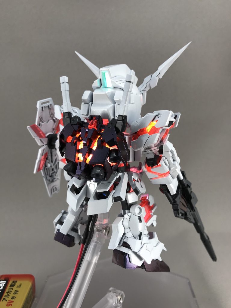 後ろから
バックパックのサイコフレームや頭頂部カメラも光らせました。