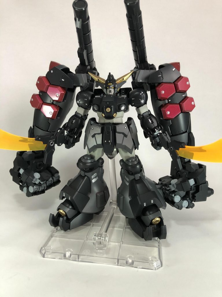 立ちポーズ
わかりやすくゴリラ、多分チーム内で一番ぱっと見でゴリラ。ウッホウホである。


手に持っている2本のビームブレードはもはや名前すらつけられず出撃のたびにカタパルトの壁にひっかけカタパルトを破壊しながらポッキリいくため投げ捨てられる可哀想な存在