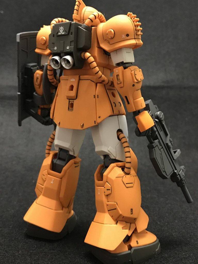 コミックでは手の甲がオレンジになっていたのでそこと関節と武器はメカサフを使って塗装しました。
