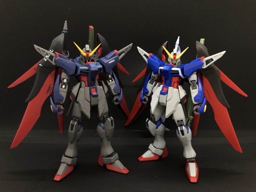 発売当初くらいに組んだパチ組みと。
一応パチ組みと言いつつ、ホワイト部分だけは当時も暗くしようと缶スプレー吹ってますが、今回のがどれだけ暗いか分かり易いと思います。
あ、アンクルアーマーは今回塗装後に紛失してしまったので、パーツ取りしちゃいました…。
特別な技術も何にもないですが、カラーリングだけは私の中のイメージを忠実に立体に起こせたと思っていますので、大変お気に入りになりました。
閲覧ありがとうございました。