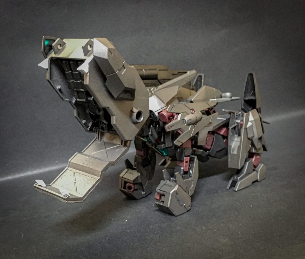 大型ファング
MA形態唯一の格闘用武装。
その大きな口を広げそのまま噛み付く。