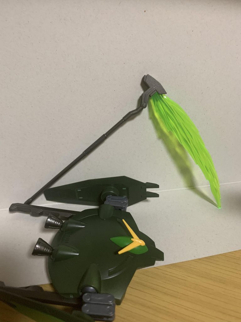 背負い物と持たせたかった武器です。
コアガンダムの持ち手では持てませんでした…