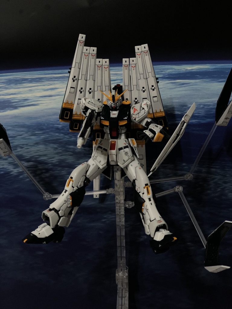 付属のスタンドがクリアなので、背景つけて撮影すると浮いてしまいますね。
黒いスタンドに変更するか、塗るしかないかな。