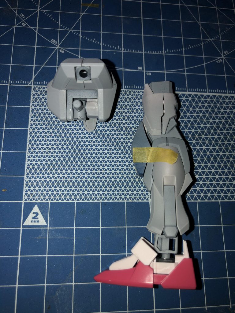 腰もストライクのものを移植、それに合わせてデュエルの方を削って合わせてます。
脚部はほぼストライクのままです。