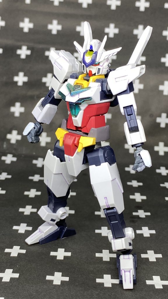 まずはコアガンダムです。
こちらはコアガンダムmk-2の素組みで一部の塗装と頭部以外は何も弄っても塗装もしていません。
唯一頭部のみ好みでHGBFビルドストライクのものを丸々拝借。アンテナはHGBFシュバルツリッターのものを移植してます。
あとは腹部が寂しかった気がしたのでシュバルツリッターの同位置パーツを削ってはめてます。
塗装は胸部のクリアパーツのみガイアノーツのメタリックプリズムホログラムを使ってます。