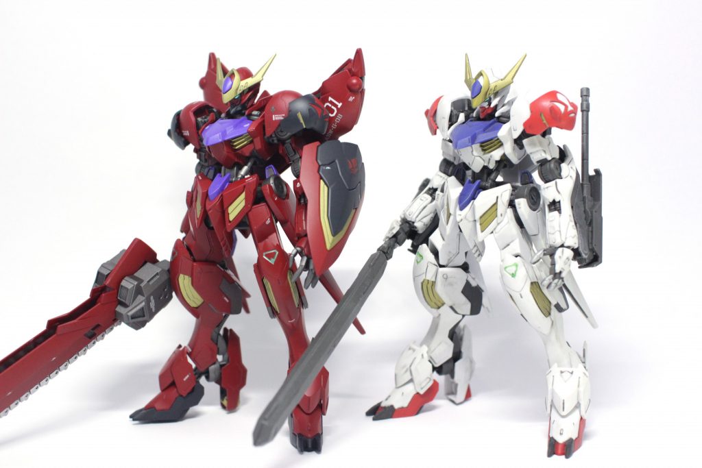 アニメ放送当時に組んだバルバトスルプスと。
普段すぐ改造しちゃってストレート組みしない上同じキットをあまり買わないので改造元と並べられるケースは稀です（
本体形状はあまり変わっていませんがカラーリングでかなり印象変わってカッコイイ。