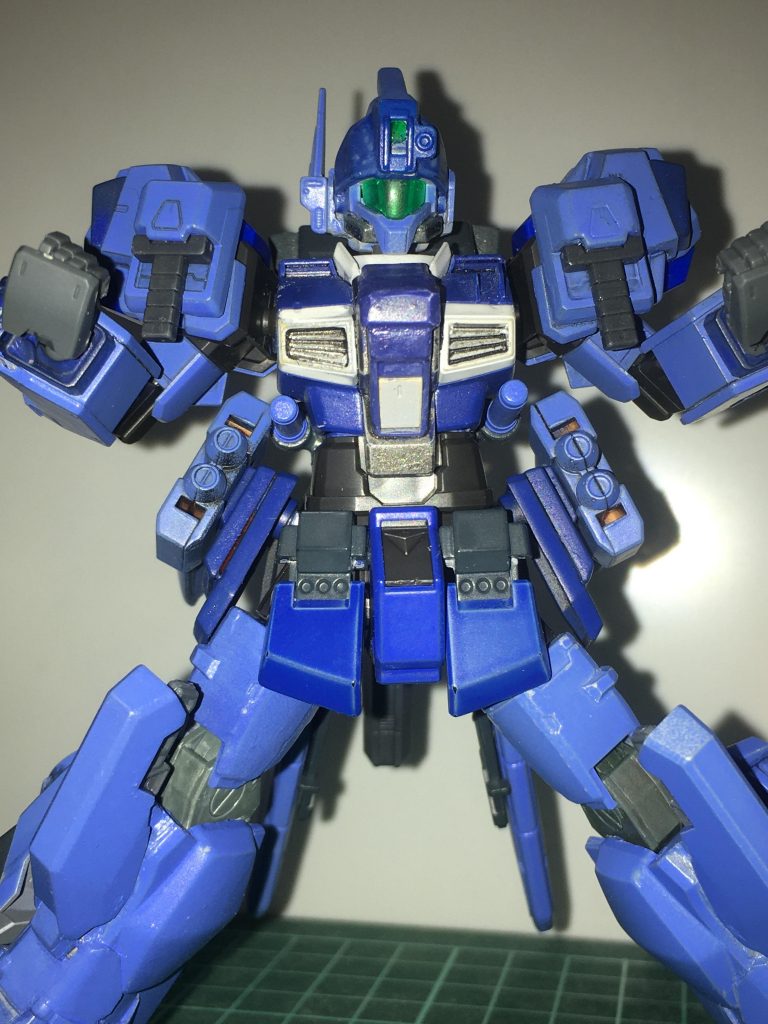 武装3ミサイルポッド
腰部に外付けの4発、フロントアーマーには内蔵式の6発の計10発のミサイルポッド。本機は武装の多さも売りであったが、全て手持ち武器だったため、腕を破壊されては自衛すらままならない、実際の戦闘中に悠長に武装を取り回す余裕はないという声を受け、変更されたが、全て1発限りの使い捨てである。