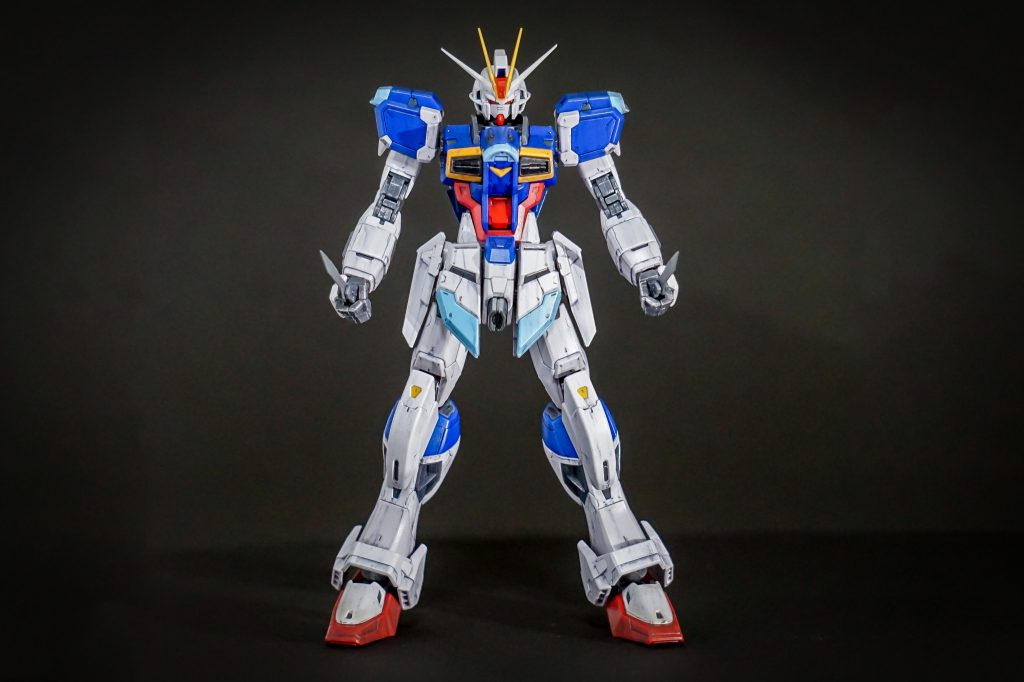 VPS装甲はサビや擦り傷も出来ないだろうという想像で、グレーの墨入れ筆ペンで雨だれを書き込みました。全身の墨入れもこれ1本のズボラ製作です。