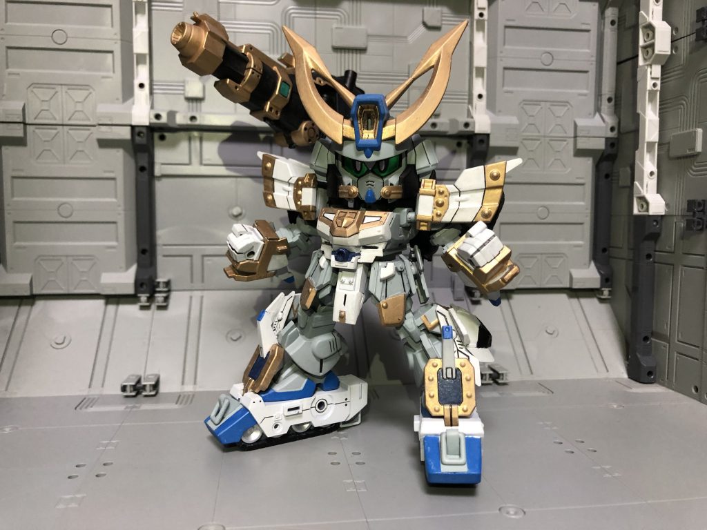 CSフレームを仕込んだので、鎧や色々な部分をジャンクパーツやプラ板・プラ棒で、オリジナルでアレンジとしてみました。手甲の部分も蓋をプラ板などでフルスクラッチしたりと、普段しなかった事をやれて良い経験になりました。