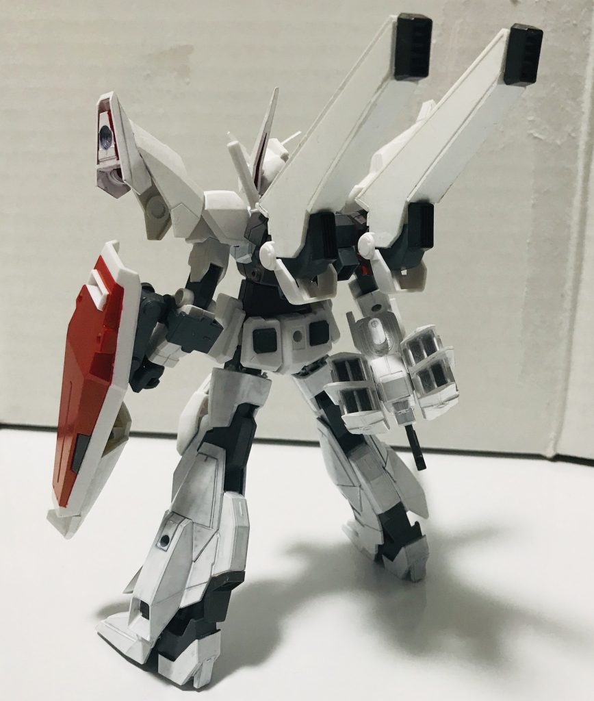 機体背面。
かなり分かりづらいですが、バックパックは
ベースガンダム+ライトニングガンダムの改造用余剰パーツ+ウイングガンダムの踵+ベースガンダムの余剰パーツの足首関節
にプラ板で箱組みした外装を取り付けて作っています。
また、脚部の根本はベースガンダムの物を(ティッシュと共に)突っ込んで使って稼働範囲を上げています。