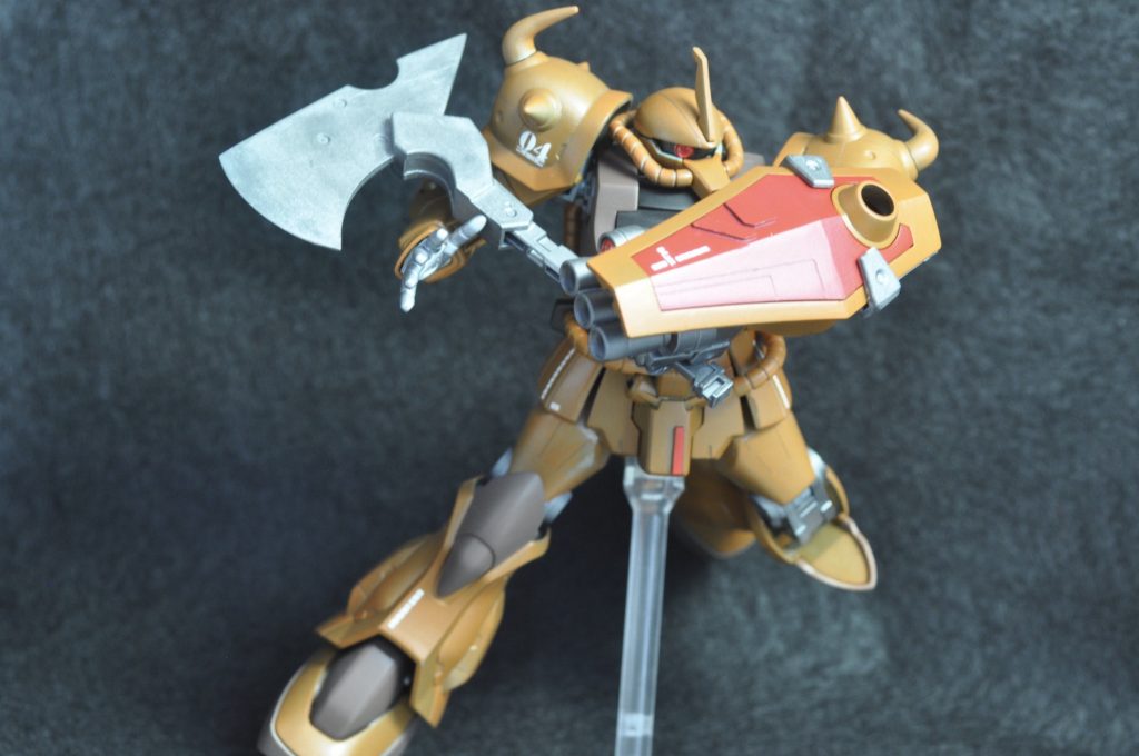 切りかかるようなポーズ!