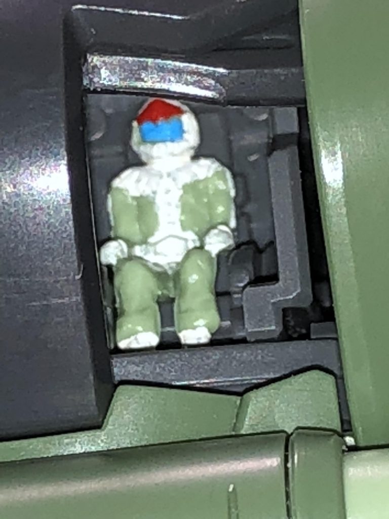 コクピットのパイロットも全部塗装で仕上げました。最近MG作るときは、パイロットは全部塗装するようにしてます。その方がモビルスーツが実際にあったらとイメージしやすいかな?と思ったからです。