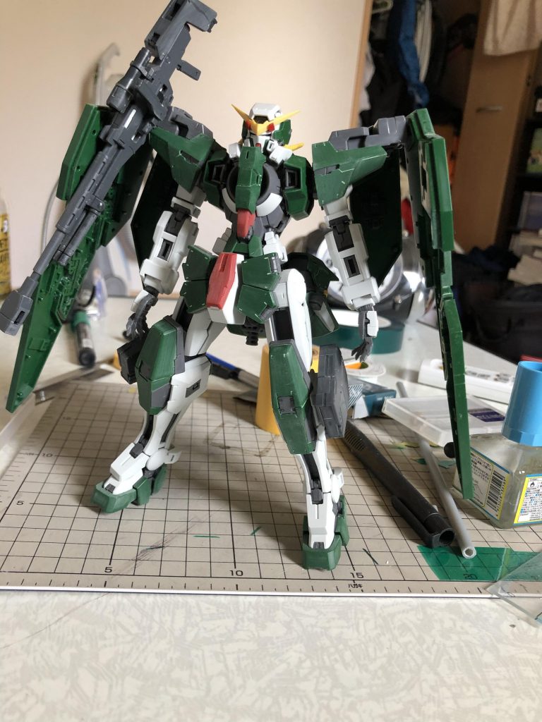 今回のデュナメスは、前回作ったフリーダムをプレゼントした後輩君が、毎秋あげていたジャンプのお礼にとプレゼントしてくれたものなので、あまり魔改造はせずに丁寧にそのまま作る予定でした。
そう、その予定だったのですが…