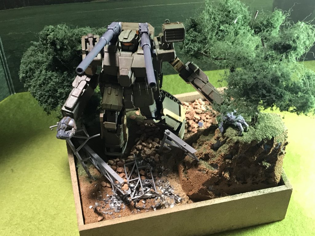 ジオラマ全景。ハガキ位のサイズです。ダイソーで買った木箱かな。