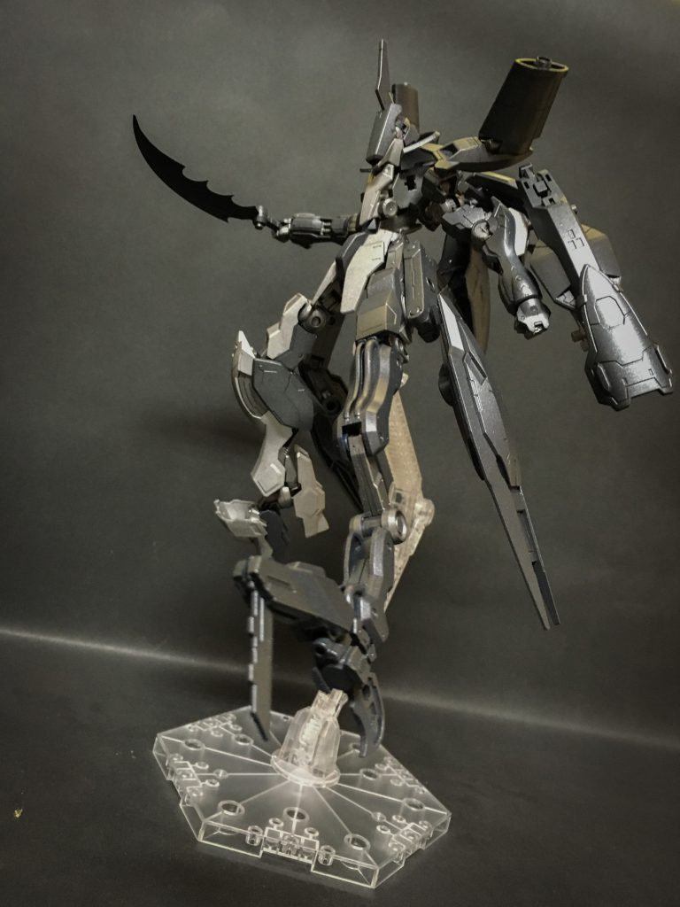 左腕脚部伸縮フレーム&フットブレード
軍から持ち出された特殊フレーム。折り畳まれた関節を展開する事によりそのリーチを拡大する。
本機はそれを左脚部に採用しており、踵と爪先に装備されたブレードと併用する事により奇襲気味の格闘攻撃が可能となっている。