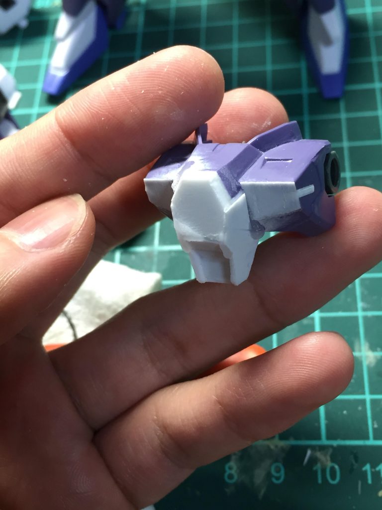 胸部にプラ板を貼り付け。リューターを持っていないので当て木に紙ヤスリを貼り付けて削ってます。穴が開けばパテかジェルタイプの接着剤で蓋をしてます。
胸部ダクトはHGUCのMK−Ⅱから塗装後に貼り付けています。