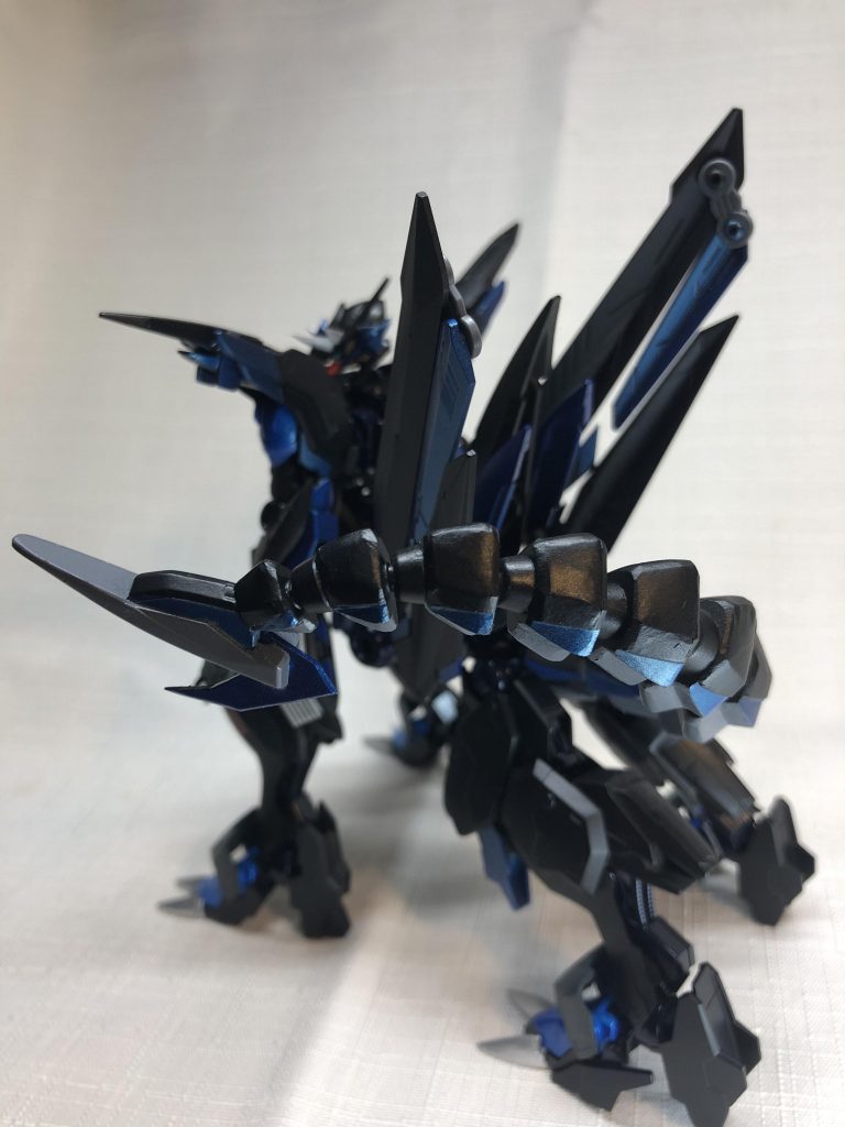 尾はLBXイフリートのものを改造。全ての節にボールジョイントを仕込んでいるので自由に可動させることができます。
こちらの改造アイデアは同じくYouTubeで改造ガンプラを投稿されているNone channelさんのアイデアを参考にしました。ありがとうございます!
以下ポージングと製作工程になります。