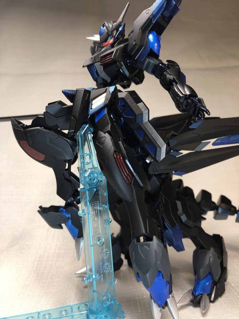 嘶きのイメージポーズ
巨大な爪や外側に広がるシルエットと尾から竜を想像し、タイトルの竜騎士もそこから来ています