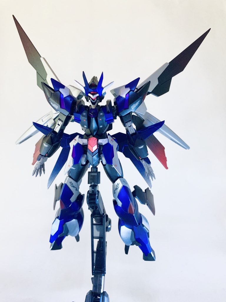 翼部分は赤やシルバーでグラデーションをかけました。