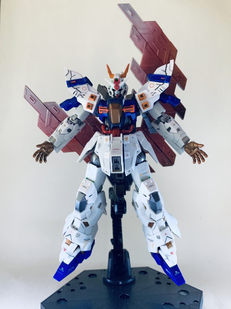 サイコプレートをシルバー→赤→暗めの赤という感じのグラデーションで表現。
暗めの赤の部分には若干ですがメタルオレンジを混ぜています。

表面は光沢をやや強めに吹いているので、照らす角度で光り具合がやや異なる仕様にしました。