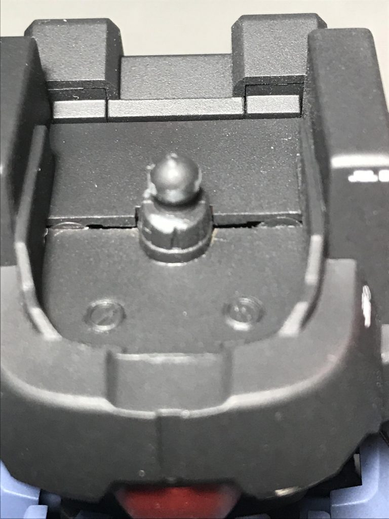 大きな改修点はここだけです。
頭部が胴体に埋もれた感じにしたかったので、首の接続部を一段下げています。また頭部接続のポリパーツを2ミリ程度後ろにずらしています。