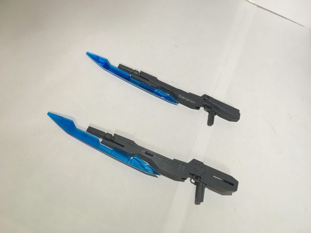 「試作式センサーバヨネット」二丁携帯することが基本思想であるため連射性は数でカバー、貫通力、反作用の軽減のためライフルではなくレールガンである。下部のブレードは特殊素材で出来ており一種のアンテナとしてセンサーの有効範囲を拡大する役割を持つ。