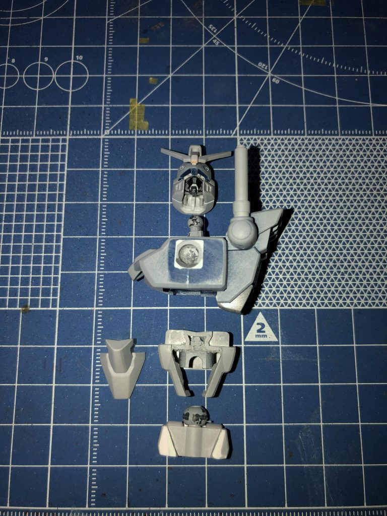 頭部はマスクをデザインが似ていたアカツキに変更、肩にボールジョイントの受けを作り
腹部も分割してボールジョイント可動、後ハメ加工しています。