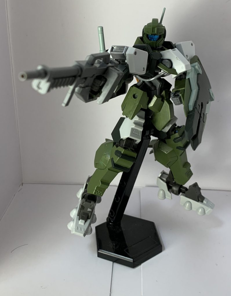 何者かを狙う感じでポージング