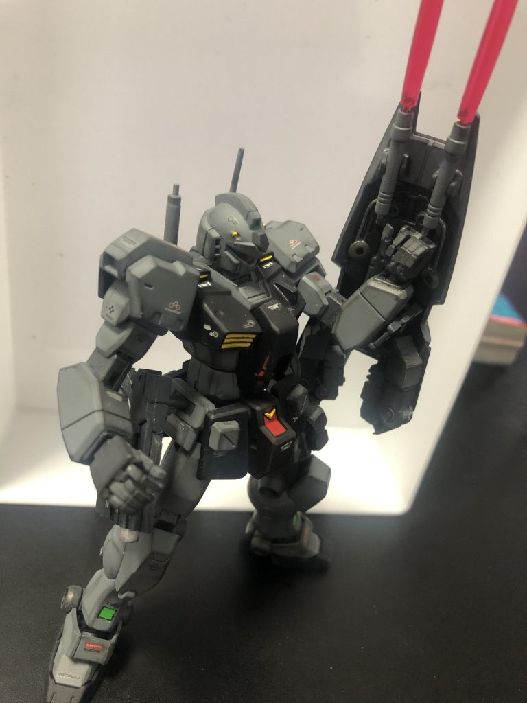 シールドから直接予備ビームサーベルで攻撃出来ます。