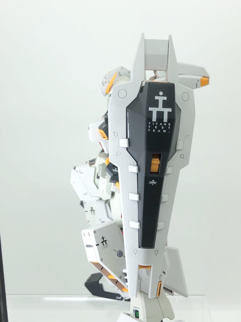 シールドブースター
スラスター後部を別パーツ化、全体のエッジをシャープに削り込んでいます。