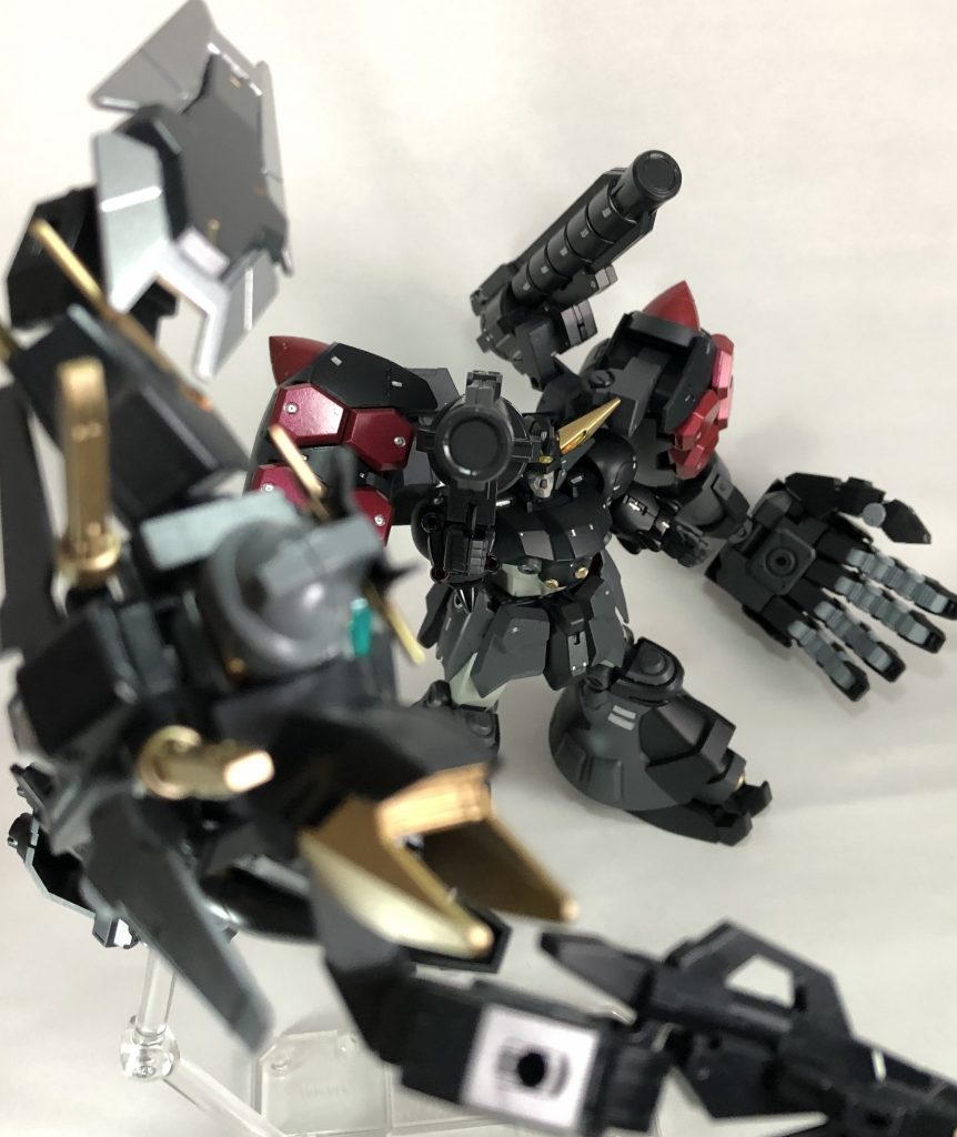 射撃兵装は大型キャノンの「ビッグやばいやつ」、なにがやばいのかというとその威力である。トラウマ待ったなしのごんぶとビームの壁が迫ってくる、あたると消し飛ぶ。そのぶん使用回数に制限があり、一度のバトルで3回しか撃てない
ゴリスリィ「ほんなら2本積んだらええやないか！」
剛林羅「お前天才やん！！」
6回撃てるようになった。

(あと忘れ去られたアーム内蔵ビーム兵装「目ん玉みたいなやつビーム」大した威力はないが乱戦時の不意打ちとしてかなり有効、ただし本人が忘れているため本人にとっても多分これの存在が不意打ち。)