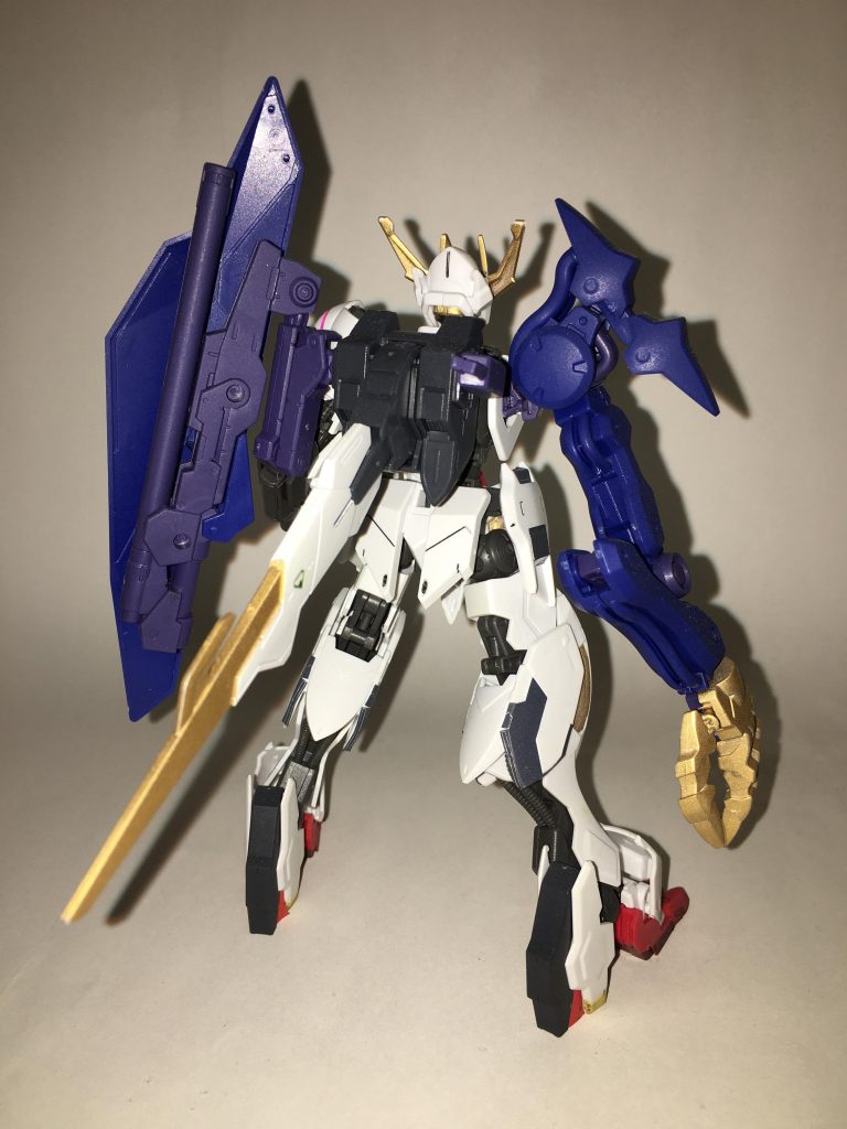 バルバトスルプスレクスの背部には部品の接続口が複数設けられている。それらの接続口を利用して、ゼルトザームの武装を接続している。