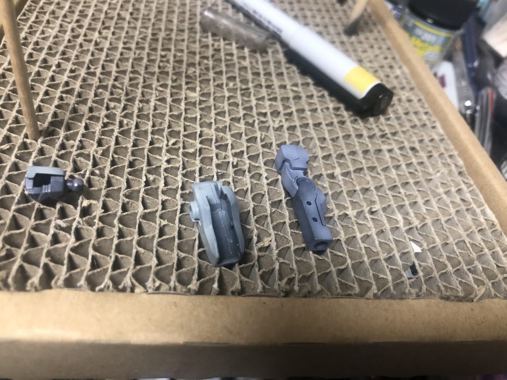 腕装甲の後ハメ。
装甲側のピン落としてフレーム削ってます。