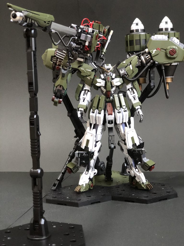 マイクログラビティカノンの出力は全て左肩に装備された擬似太陽炉搭載型高出力ジェネレーターにより賄われ、機体エネルギーを損なうこと無くフルに性能を発揮できる。