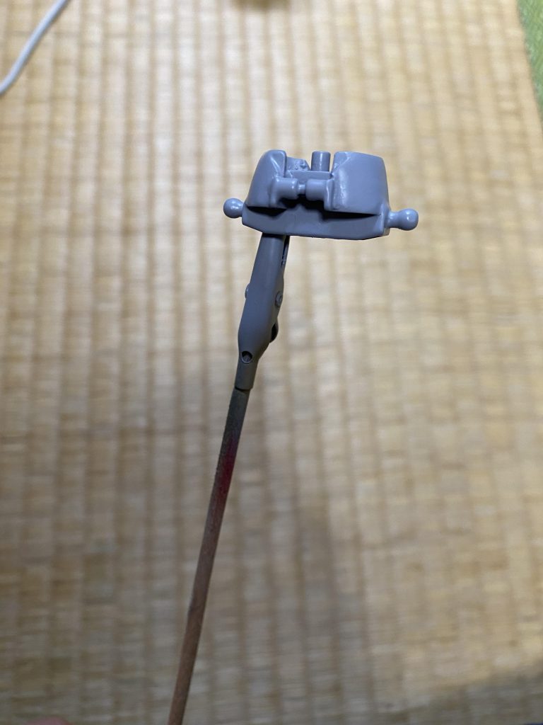 少しでも70年代ロボットアニメの寸胴体型に近づけたかったので腹部はエポパテで盛って形を整えてます。