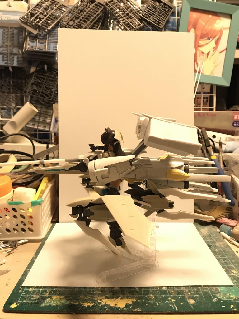 後ろのスタビライザーを10ミリくらい延長
少しディテールアップとしてデンドロビウムの使わなかったパーツを貼りつけています