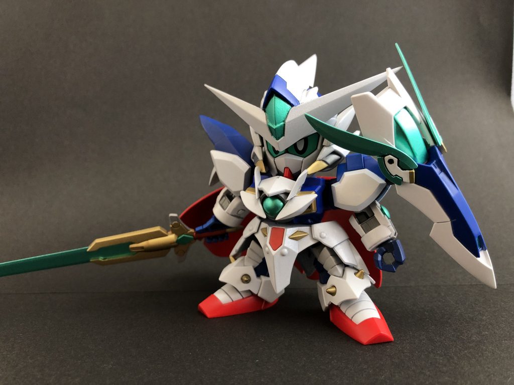 シールドを改造し左肩アーマーを変更。シールドの羽飾りはソードビットをイメージ。
最早エクシアではなくダブルオークアンタなんですが、名前は刹那的なリスペクトってことで。マントはボールデンアームアームズのジョイントを追加して動きを出せるようにしました。