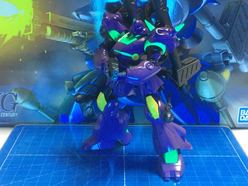 ブラックライトで光ります