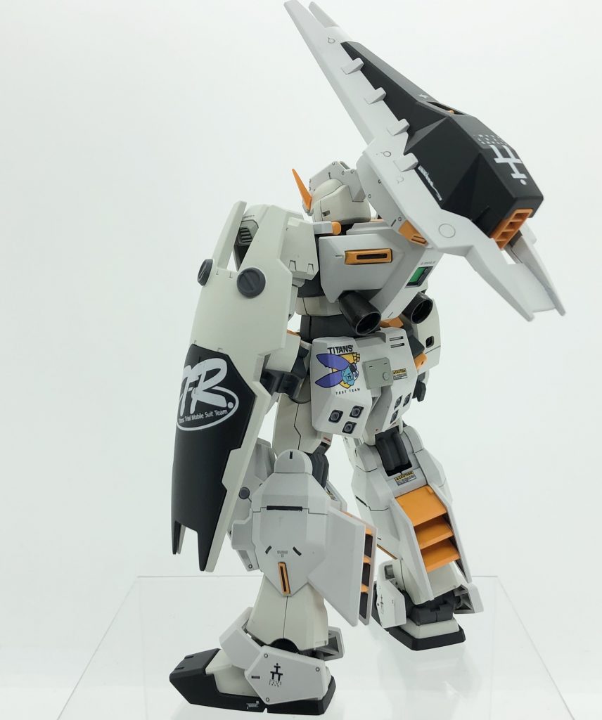 後方から
リアスカートを別パーツ化、可動を仕込むことで下半身の可動範囲を確保しています。