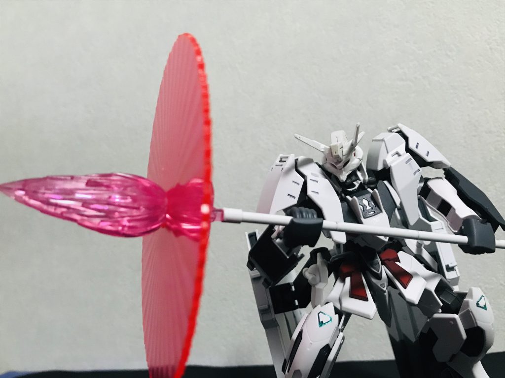 先端はビームジャベリンのようになっていて、突き刺しての攻撃、傘状に展開したビーム刃は前に突き出してビームバリアのように使ったり、回転させながらノコギリの様に削り落とす斬撃等、攻防一体の使い方も可能。