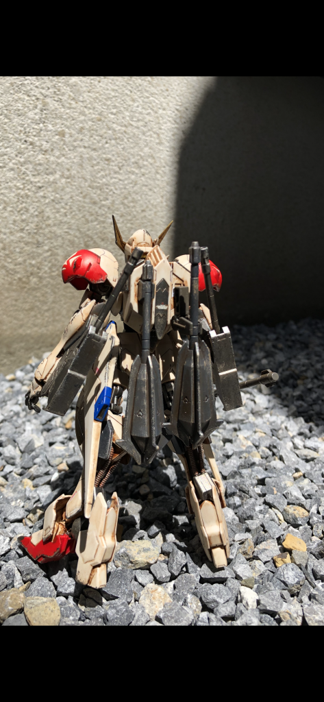 ツインメイスも携え、背面はゴテゴテです。脚部チューブ部分の錆びれ具合がお気に入りです。