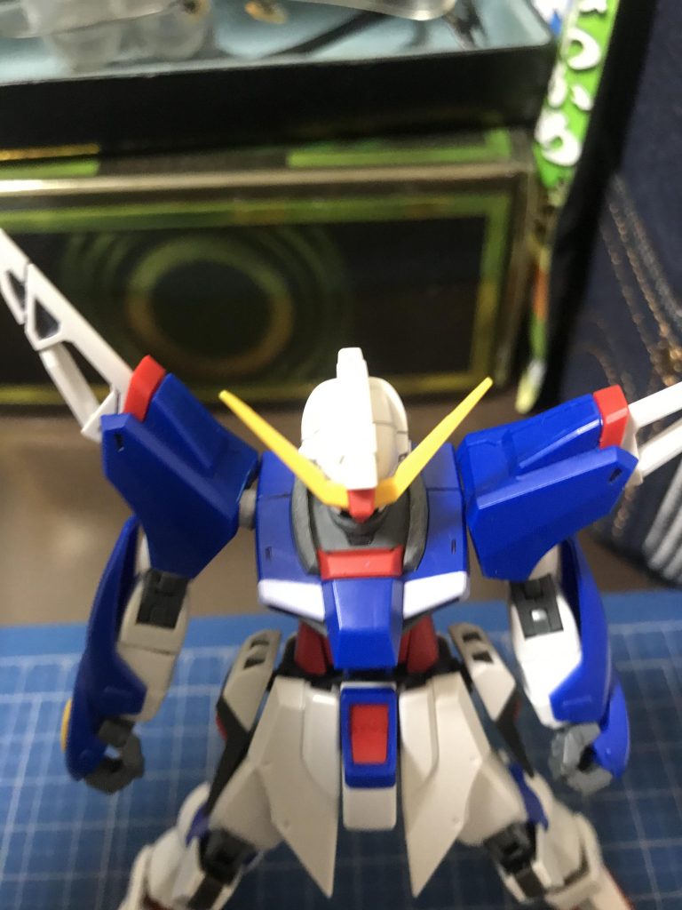 せっかくならもう少し可動域をと思い肩の付け根のジョイントを加工。
左側が延長、右が前。
後は腰の長さときつめの関節を調整しただけ。キットの優秀さにびっくり仰天。