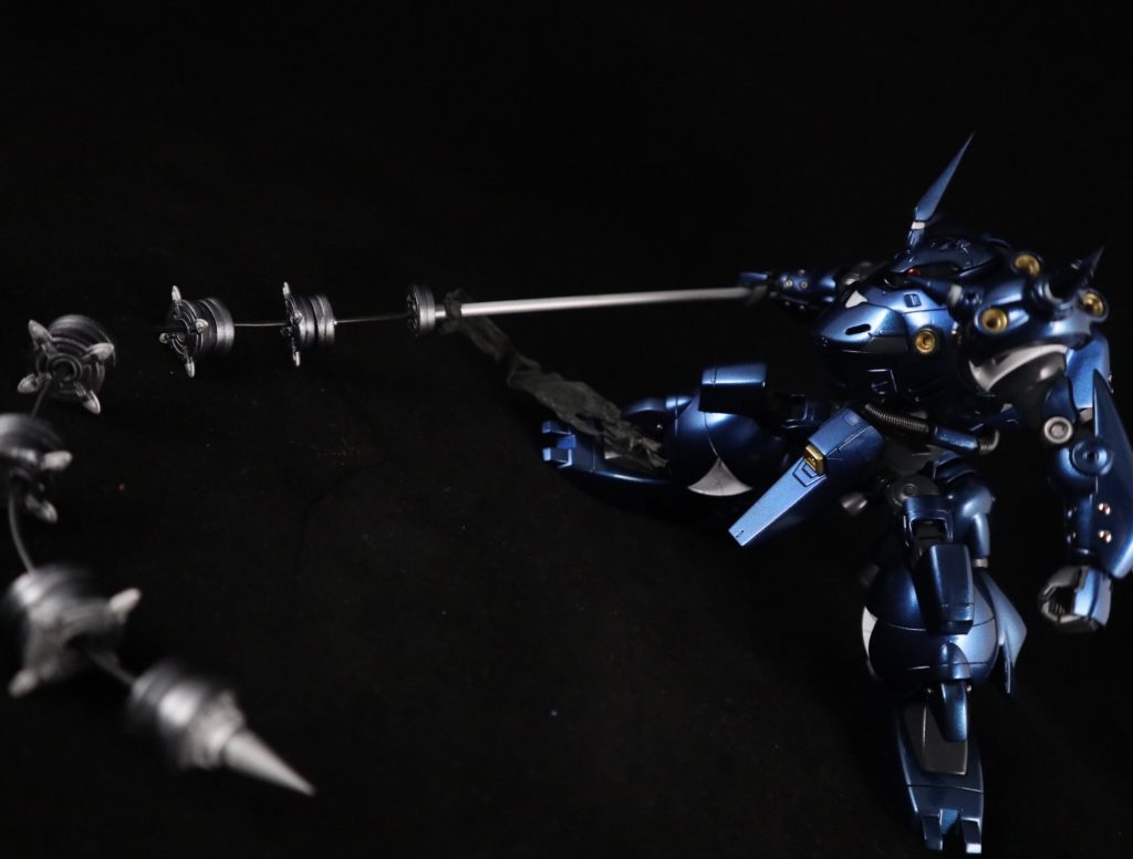 あまり武装関係作るの好きじゃないんですけど唯一のオリジナル武装。
なんとかしてチェーンマイン使ってやろう、でも使い捨てじゃないようにするためにはどうするか考えてました。
仕事帰りにマックのドライブスルーで「あぁ、ビックマックじゃん」と思い、重ねることに。
初期案は重ねただけの棍棒でしたが、つまらないので伸びろ如意棒にしました。
不自然なほど長いのはそのため。3ミリプラパイプの中をワイヤーが通ってます。

ショットガンは収納出来ないという理由から諦めました。