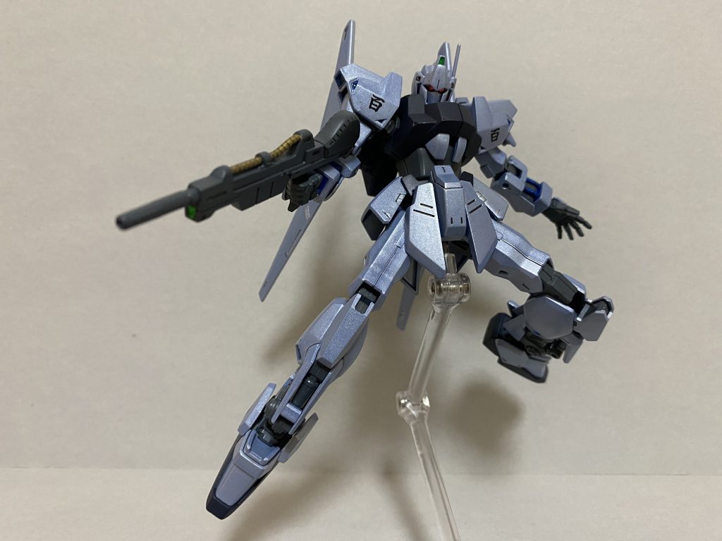 細すぎるくらいシャープな造形でリメイクされた百式。最初は「ガリガリで嫌だな…」と思ってましたが触ってるとかっこよくて、今ではとても気に入ってます
平手はガンダムラヴファントムから拝借
百式には付属してないので注意です