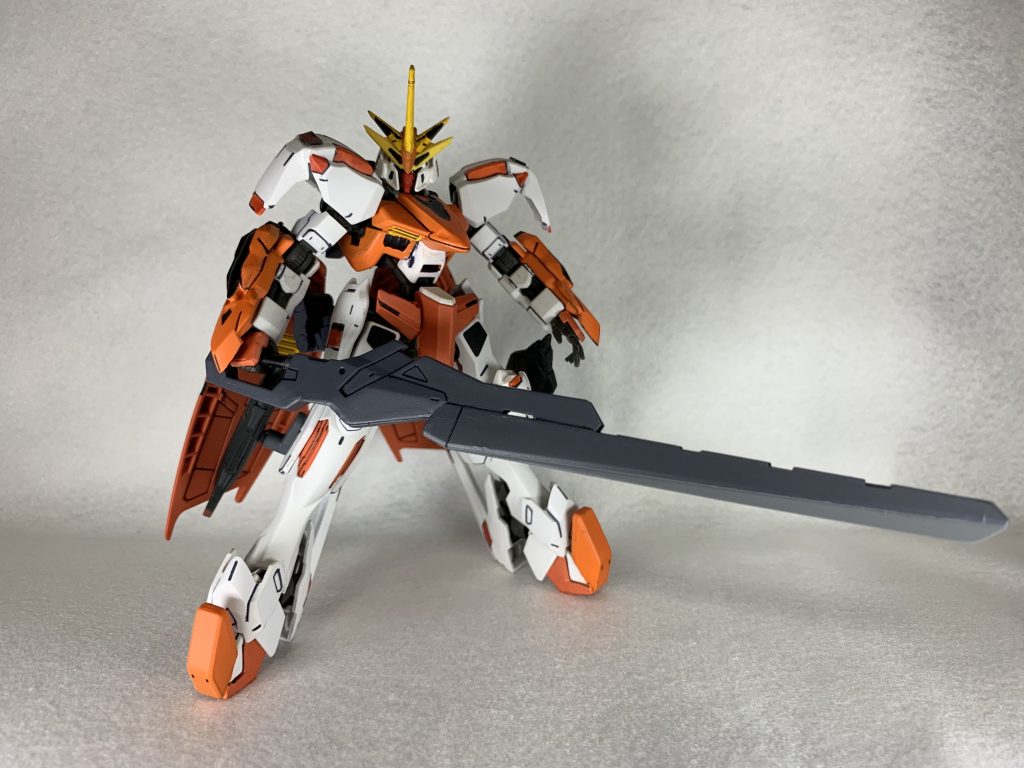 武装の一つであるロングソード
厄祭戦時はエイハブ粒子を利用した装備であったが、現在ではロストテクノロジーとなっているため、形状のみ再現されたものである