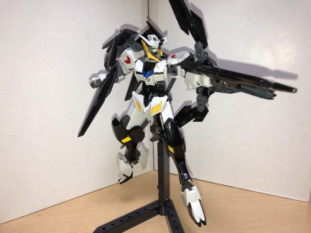 この画像はこの機体の奥義みたいなものです。
右肩のアーマーを分離・変形させて大型の弓を作り、ダインスレイヴ級の威力をもつエネルギー弾を発射する。