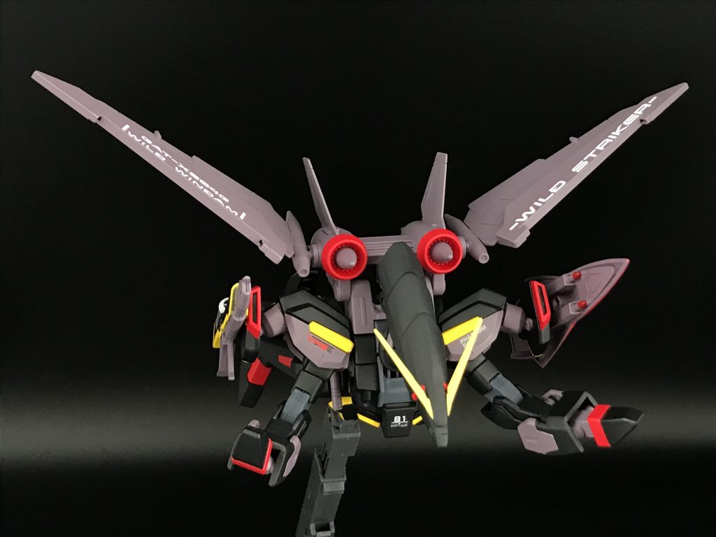 ライフルとシールドはネオジム磁石で肩のパーツにマウントできるようにしています