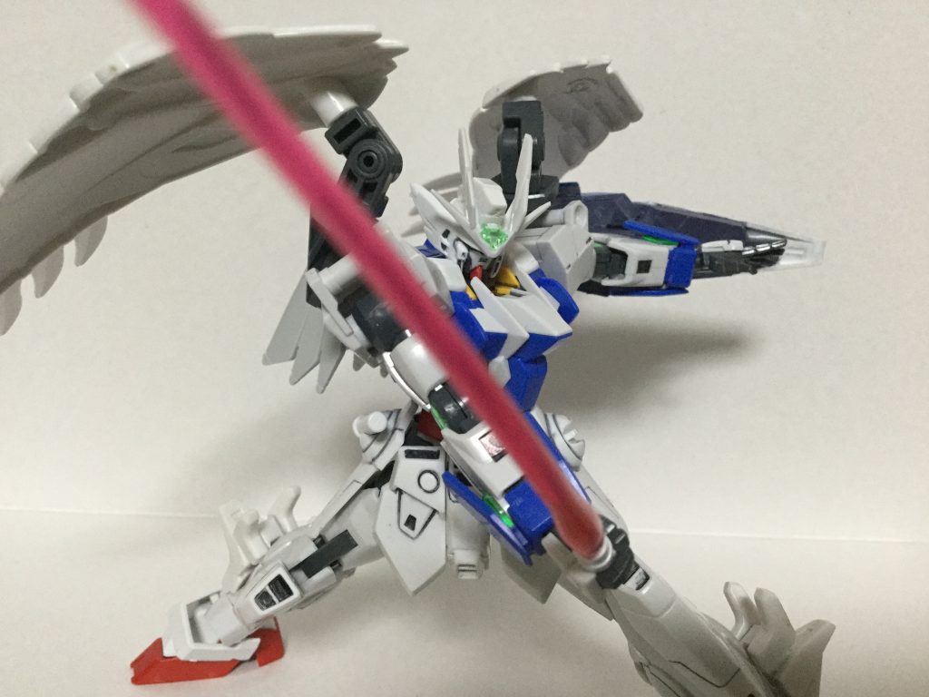 ビームサーベル ダブルオー素体のくせして近接武器はこれのみです
ビルドストライクのものを使用しているのでビームも色はピンク