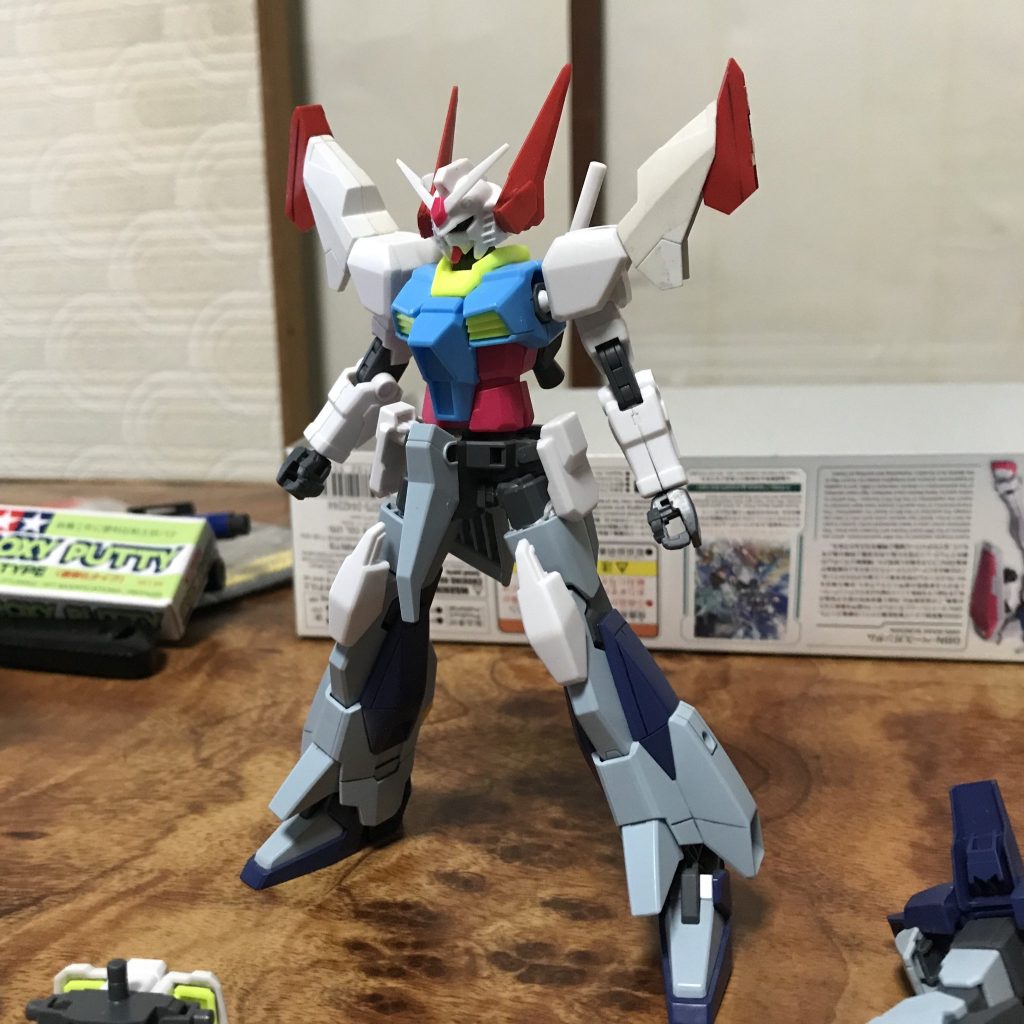 両肩、頭部、両膝にパーツを追加した状態。
両肩は前述の通りストフリとウィングガンダム。頭部の角は戦国アストレイの鬼の面の角を切り取って移植。両膝のパーツはベースガンダムの膝パーツを上下逆にして接着しました。