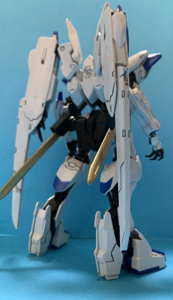 フロント、バック。白の外装と黒のフレームのコントラストが素敵ですね。